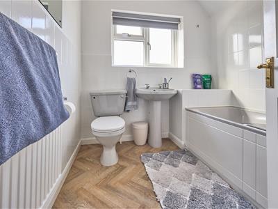 Family Bathroom to Front